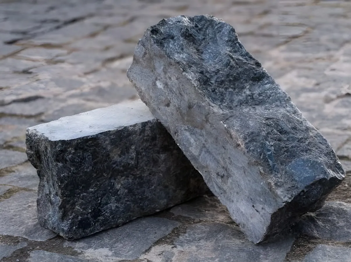 Бордюр колотий, Головинський лабрадорит, чорний із синім відливом